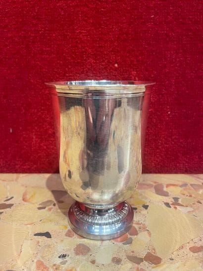 Timbale tulipe en argent (950/1000e).
Paris,...