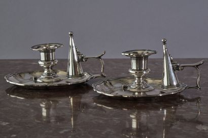 * Paire de bougeoirs à mains en argent (925/1000e)...