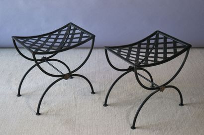 * Travail français moderne.
Paire de tabourets...