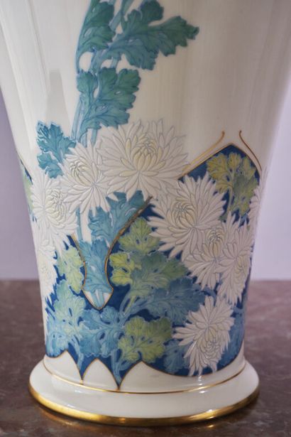 * SÈVRES (hard porcelain). 
Large porcelain...