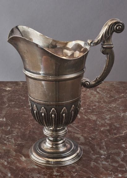 * PUIFORCAT Paris. 
Aiguière casque en argent...