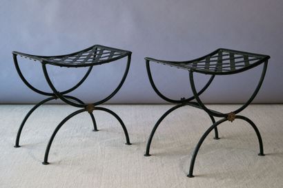 * Travail français moderne.
Paire de tabourets...