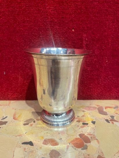 Timbale sur piédouche en argent 950‰ à décor...