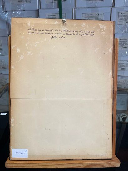 Ensemble de reproductions comprenant : 
-...