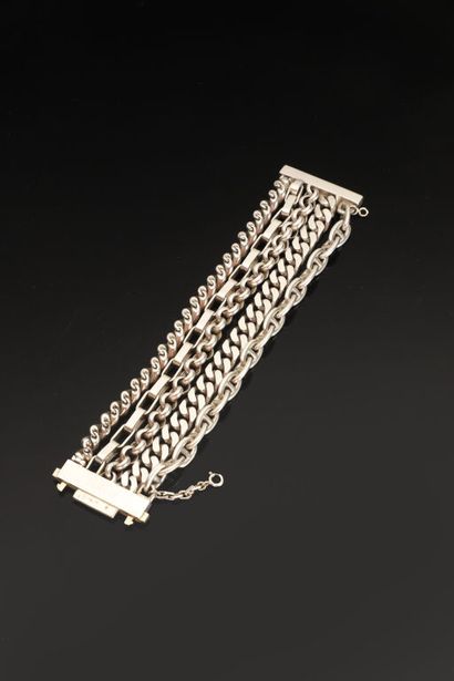 HERMES. 
Bracelet à 5 rangs de mailles marines,...