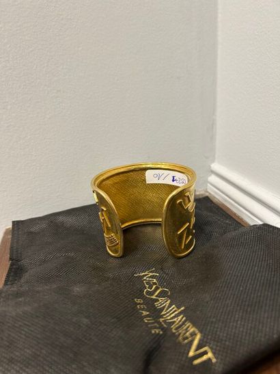 YVES SAINT-LAURENT. 
Manchette en métal plaqué...