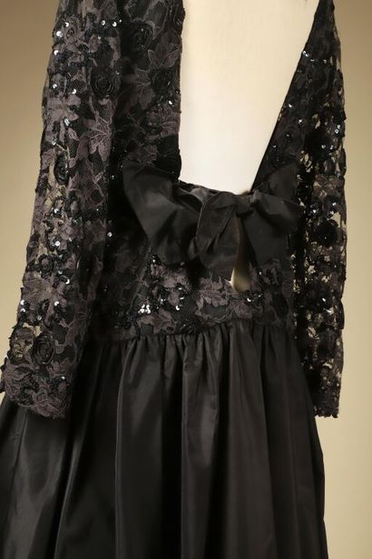 Robe de cocktail, dos nu rehaussé d'un flot,...