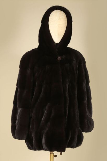 BASLER.
Veste trois quarts en vison brun...
