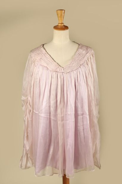 TONY COHEN.
Ample blouse en soie lilas, plissée...