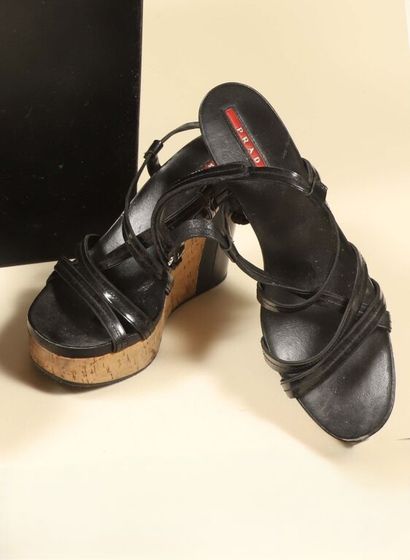 PRADA.
Sandales compensées, talons liège...