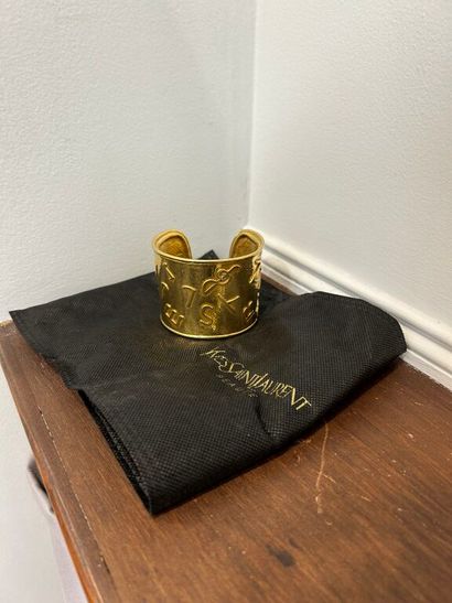 YVES SAINT-LAURENT. 
Manchette en métal plaqué...