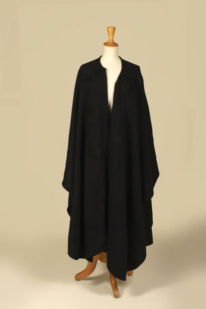 CHRISTIAN DIOR.
Longue et ample cape en laine...