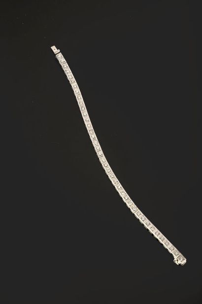 Bracelet ligne en or gris 750 ‰ composé de...