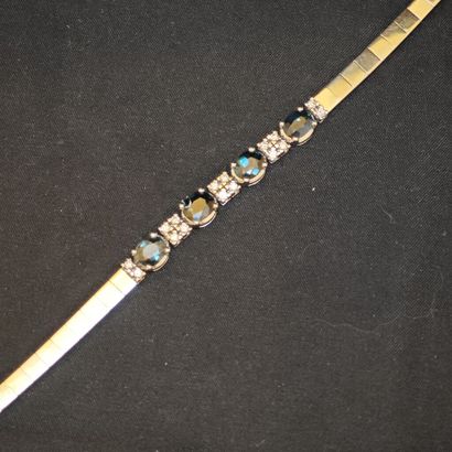 Bracelet plat à maille souple en or gris...