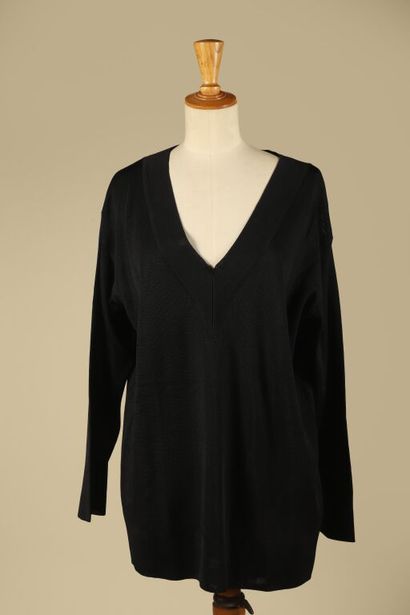 LANVIN PARIS.
Pull long, encolure en V, maille...