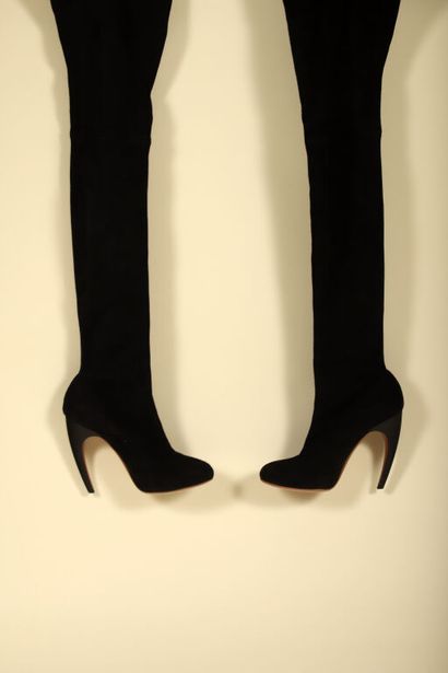 ALAIA.
Paire de cuissardes en cuir et daim...