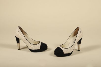 CHANEL.
Paire d'escarpins à haut talon en...