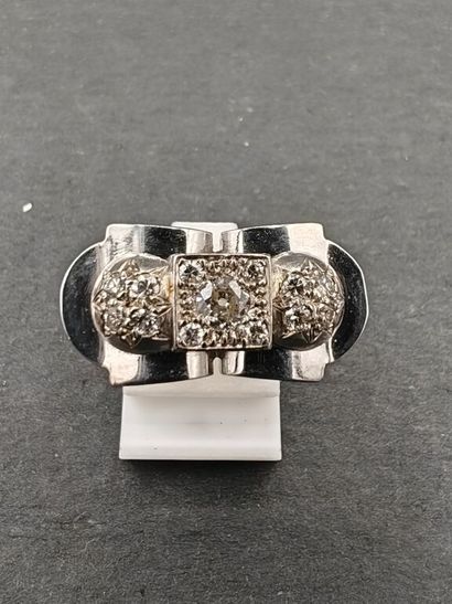 Bague de style tank en or gris 750‰, composée...