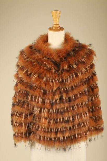 RED VALENTINO. 
Poncho en racoon teinté orange,...
