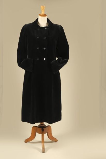 GUY LAROCHE.
Manteau officier en velours...