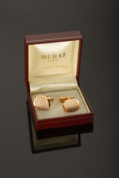 MURAT PARIS.
Boutons de manchette en métal...