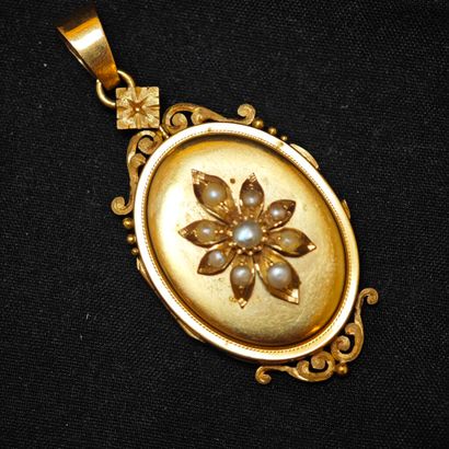 Pendentif porte-photo en or jaune 750‰.
Dimensions...