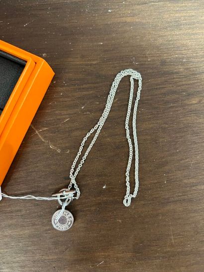 Hermès Paris.
Pendentif à motif pastille...