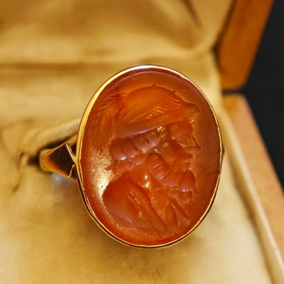 Bague en or jaune ornée d'une intaille sur...
