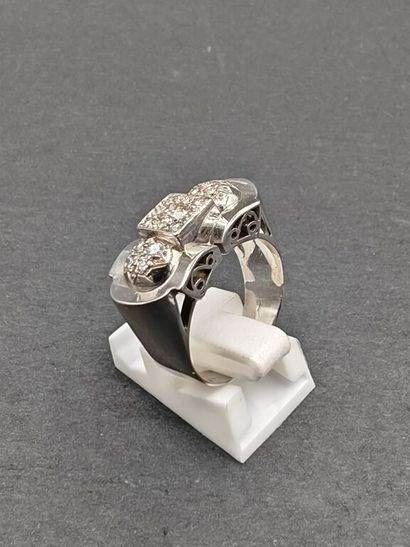 Bague de style tank en or gris 750‰, composée...