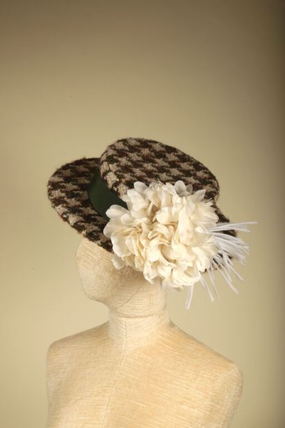 CHANEL par Karl Lagerfeld.
Exceptionnel chapeau...