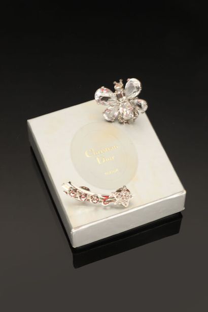 CHRISTIAN DIOR.
Une bague abeille en métal...