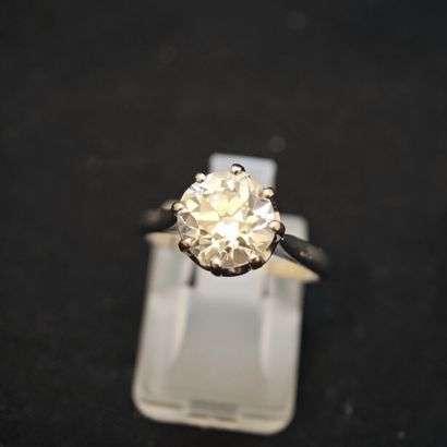 Bague en or gris 750‰ orné d'un diamant de...