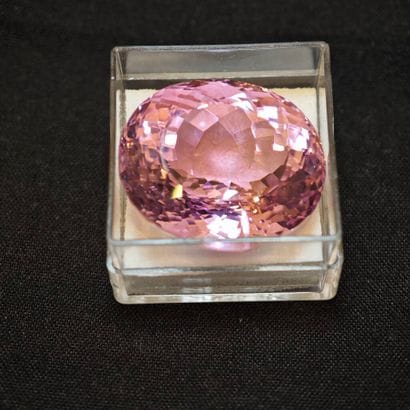 Kunzite de forme ovale sur papier pesant...