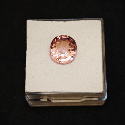 Spinelle rose, pesant 3,52 ct.
10 x 9 mm...
