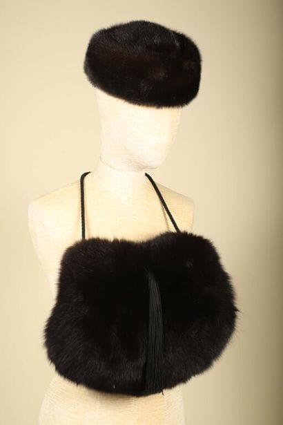 CHRISTIAN DIOR.
Lot comprenant : 
- Manchon...