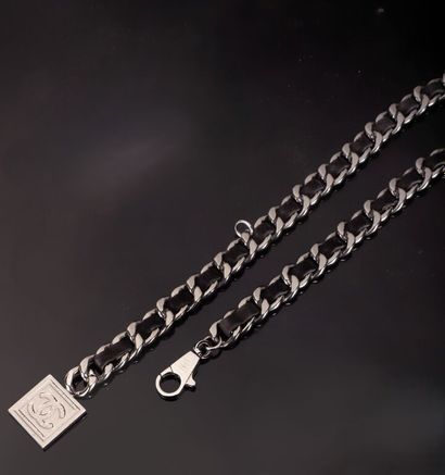 CHANEL.
Ceinture chaîne entrelacée de cuir...