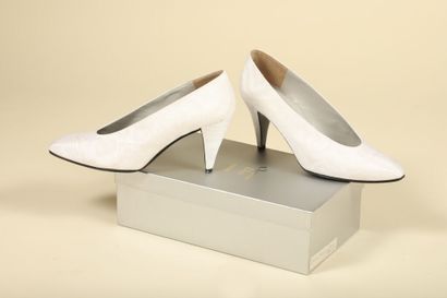 CHRISTIAN DIOR.
Paire d'escarpins vintage...