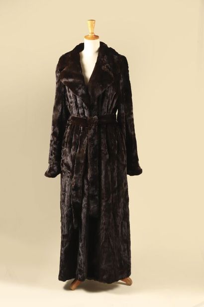 FONTANI.
Long manteau à ceinture en vison...