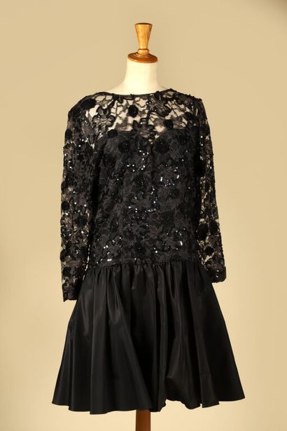 Robe de cocktail, dos nu rehaussé d'un flot,...