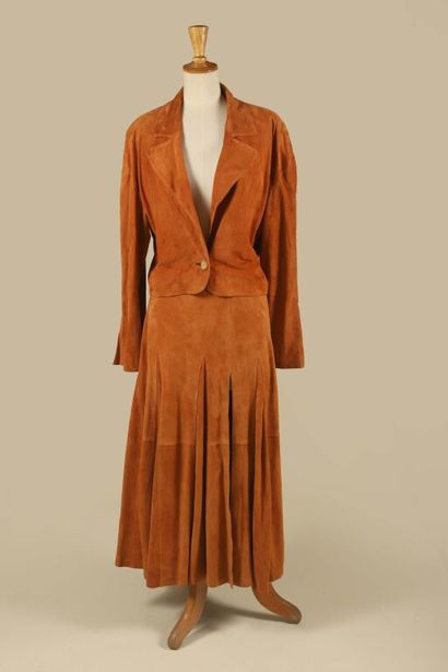 LOEWE.
Ensemble en daim ocre comprenant une...