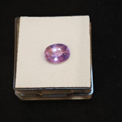 Saphir de forme ovale et de couleur violette,...