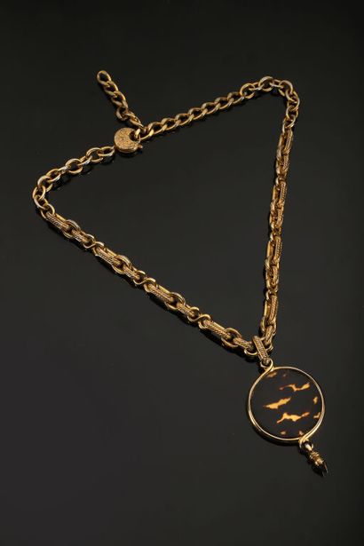 YVES SAINT-LAURENT.
Sautoir en métal plaqué...