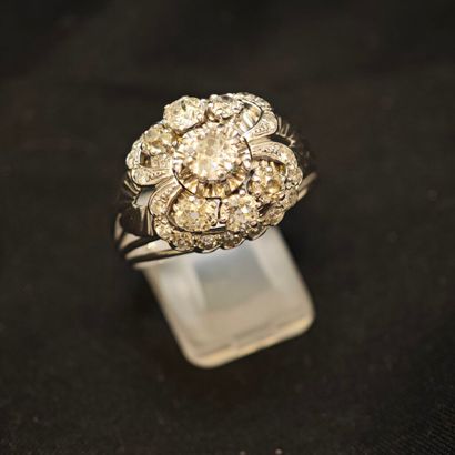 Bague en fils d'or blanc 750‰ et platine...