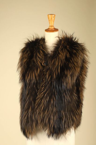 LOUIS VUITTON.
Gilet sans manches en renard...