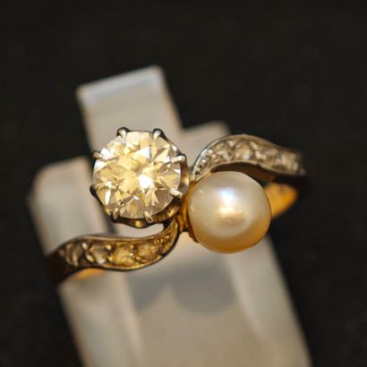 Bague sinueuse or jaune 750‰ et platine 950‰...