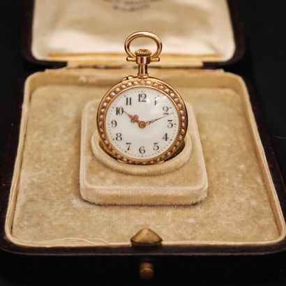 Montre de col en or jaune 750‰, cadran émaillé...