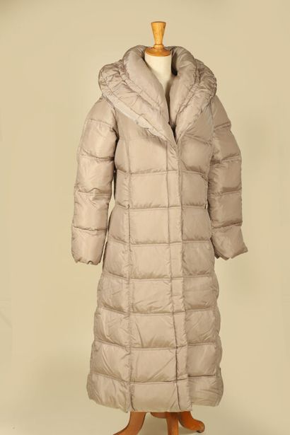 MONCLER.
Longue doudoune matelassée couleur...