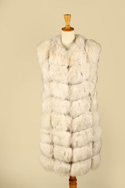 LATIFA.
Manteau sans manches en renard blanc...