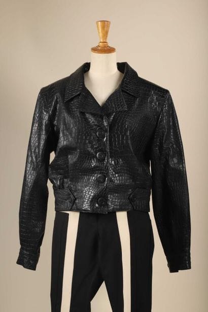 NINA RICCI.
Veste matelassée en skaï, col...