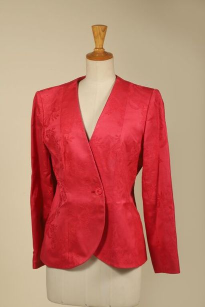 YVES SAINT-LAURENT VARIATION.
Veste croisée...